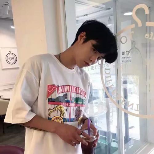 超级稀有男生头像,有着独特视角和丰富内心世界的男生
