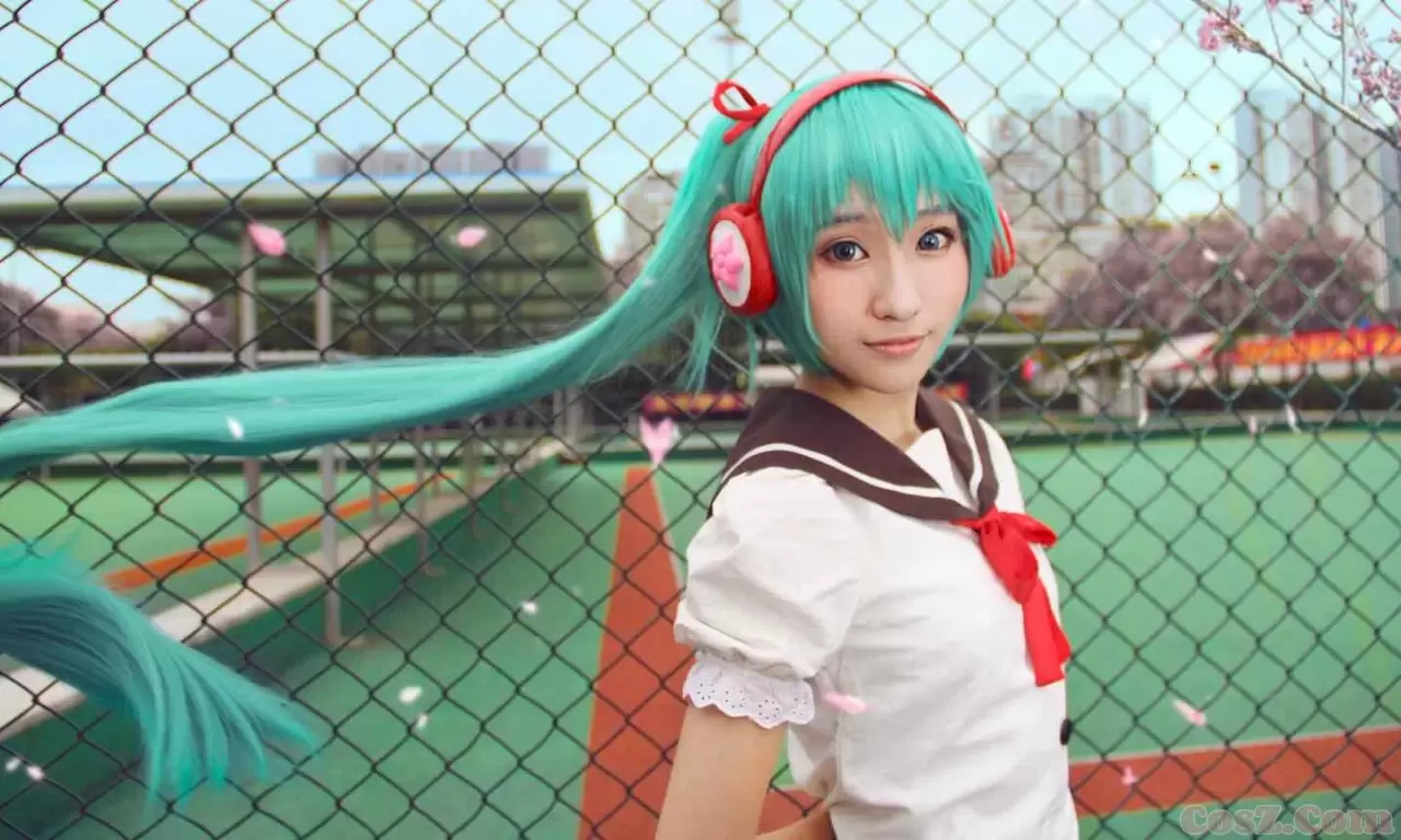 《C站·第200期》初音miku学生装但是耳机子怎么是泡沫的!